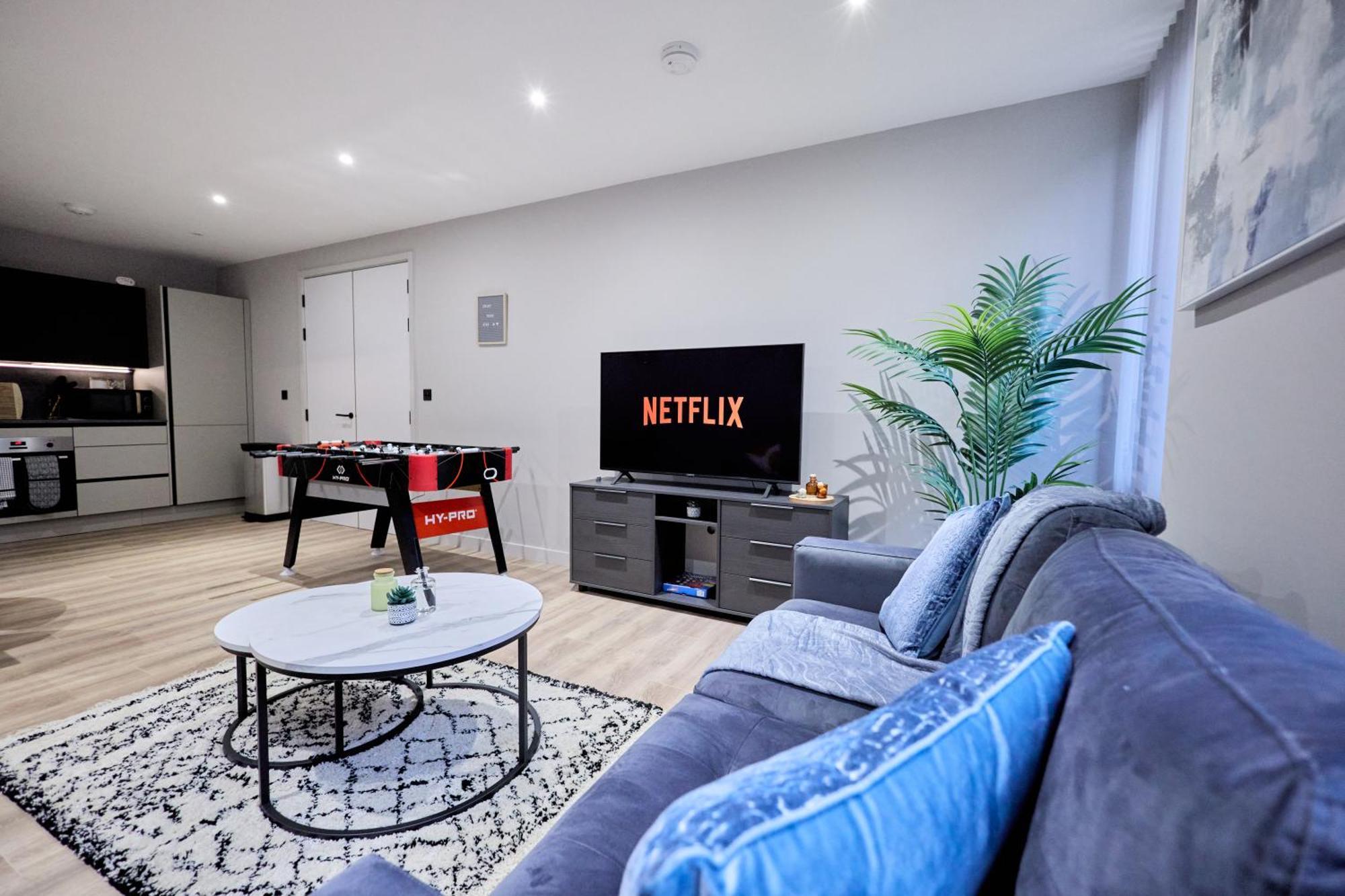 Gem 2-bed With Netflix, Fun & Parking Apartment *