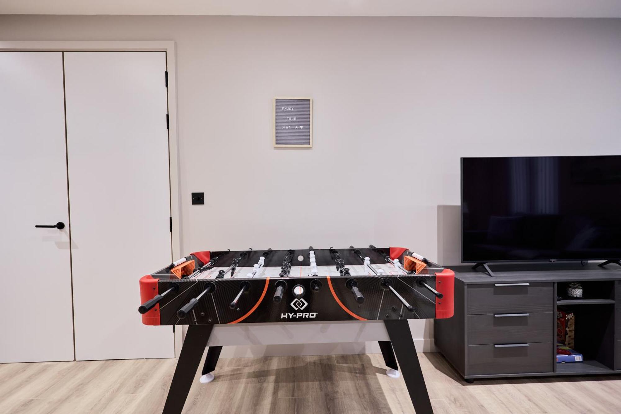 Apartment Gem 2-bed With Netflix, Fun & Parking *