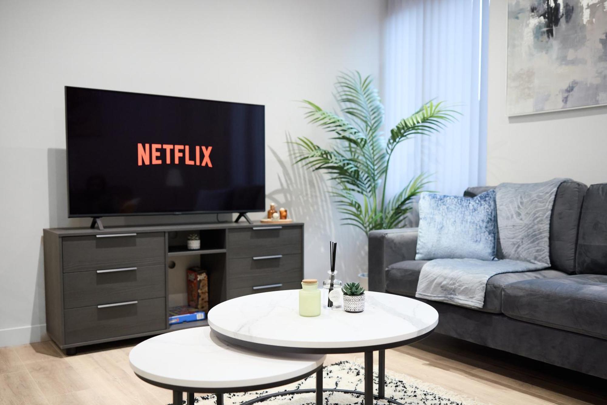 Gem 2-bed With Netflix, Fun & Parking Apartment